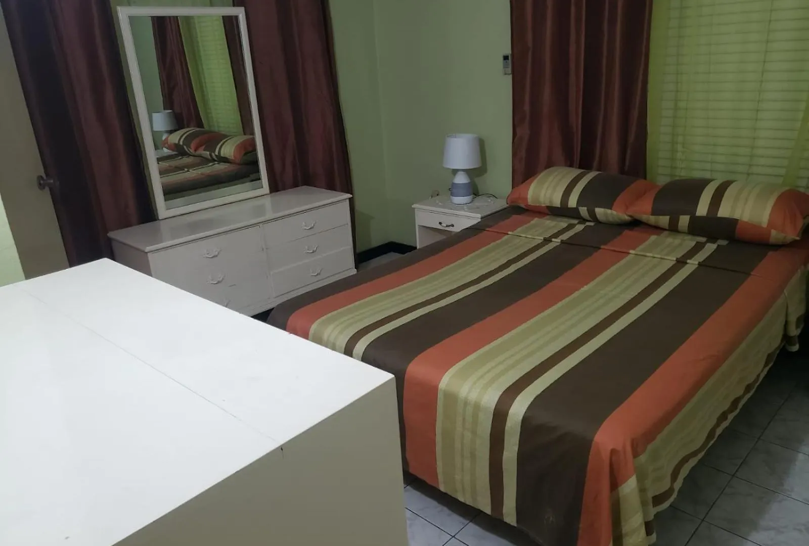 Finest Accommodation Renfrew Place 4-12 Renfrew Rd 2 Bedroom 2 Bat Apt # 15 New Kinston Jamaica Kingston 0*,  Giamaica